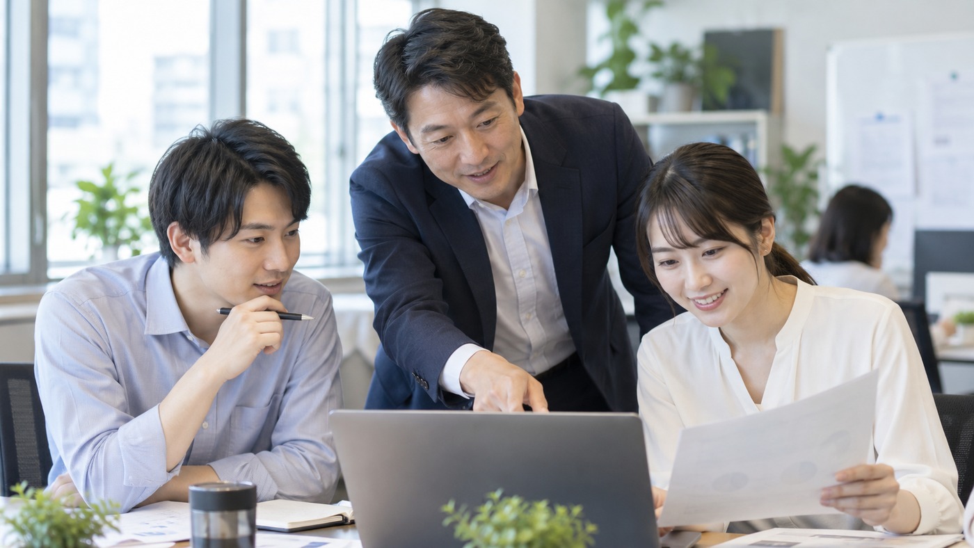 40代の会社員が若手社員と実務を進める様子