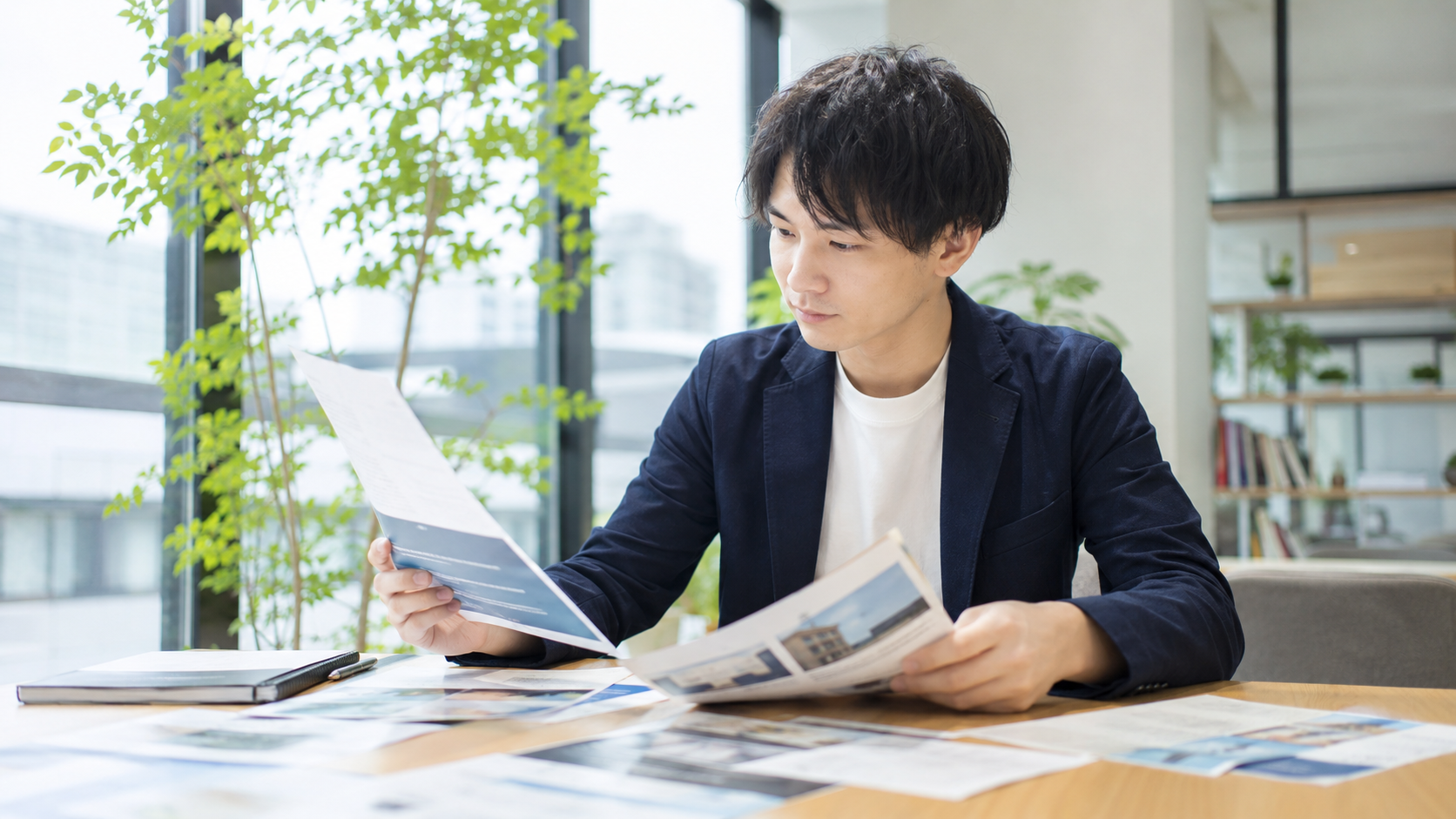 第二新卒の求職者が仕事内容や会社資料を見ながら企業研究をしている様子