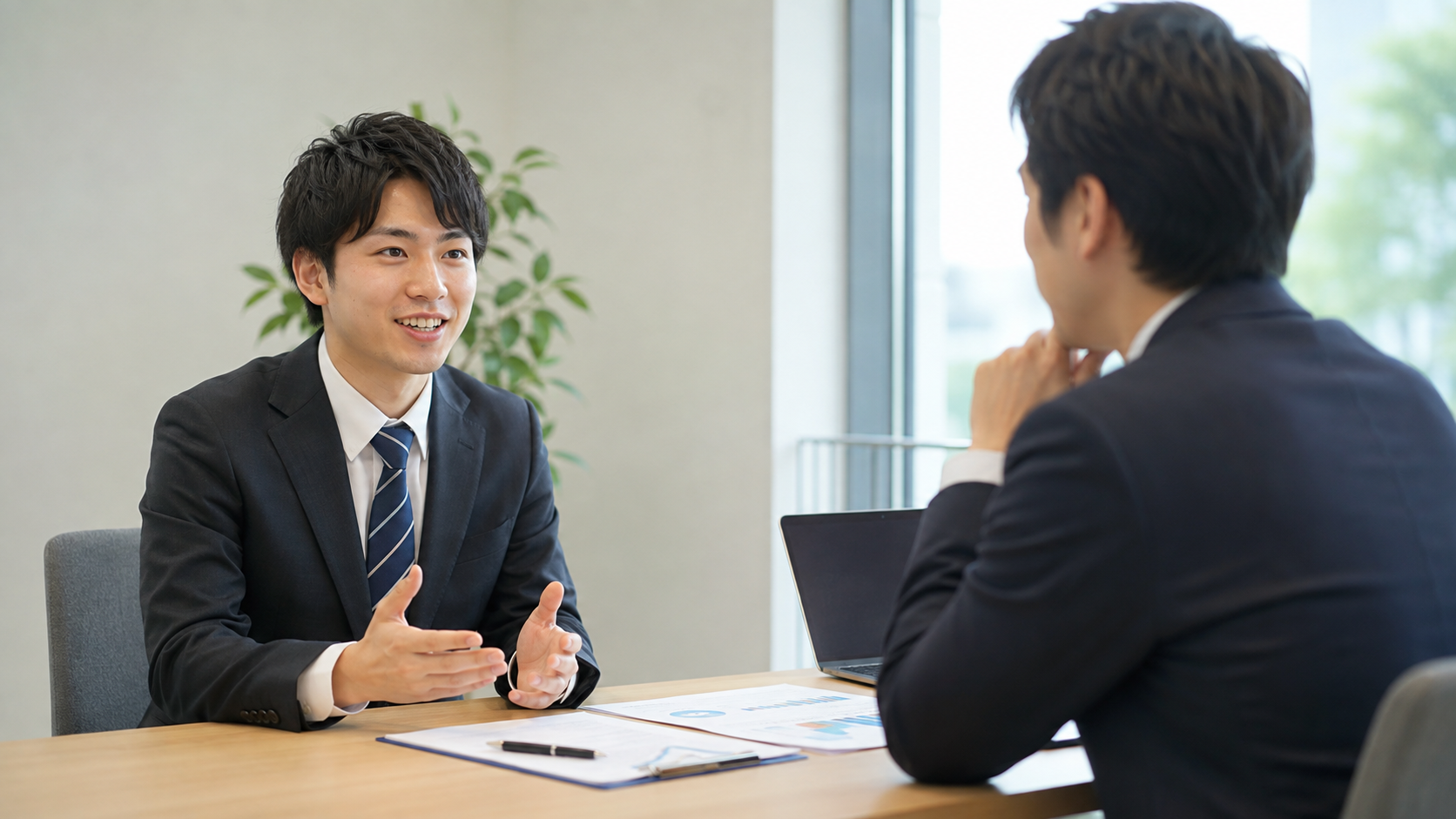採用担当者が第二新卒の応募者の話を自然に聞いている様子