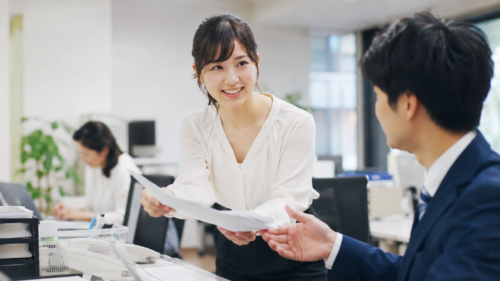 若手社員が日常業務の中で経験を積みながら働いている様子