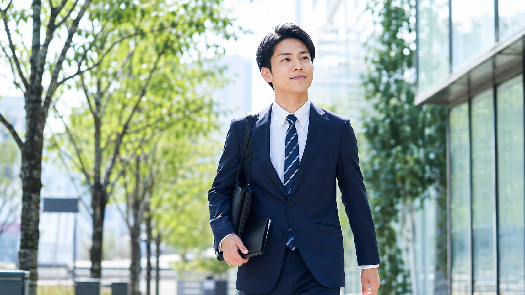 第二新卒の求職者が明るい街を前向きに歩きながら次の会社を選ぼうとしている様子