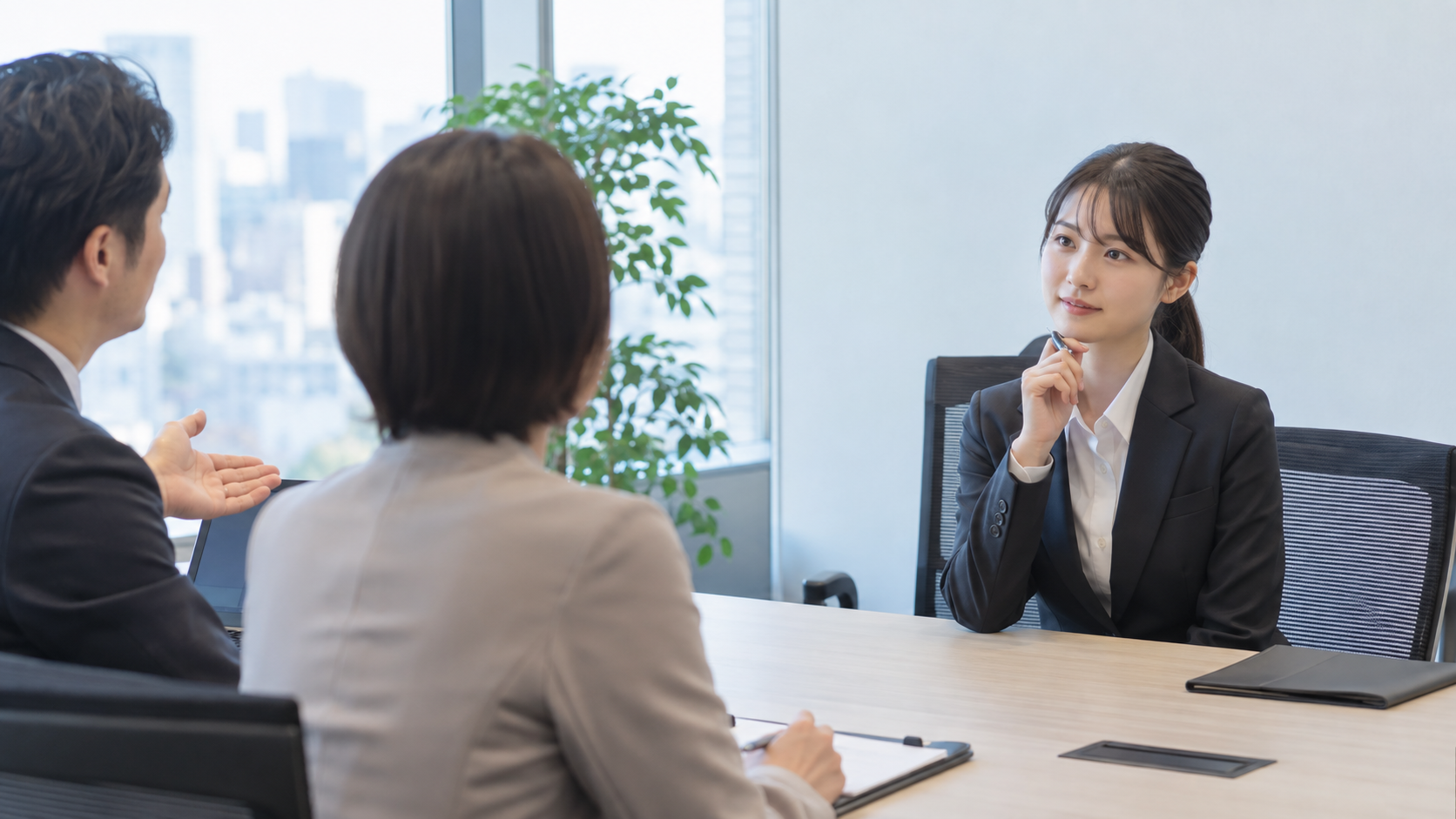 面接の終盤で第二新卒の応募者が面接官から逆質問を促されている様子