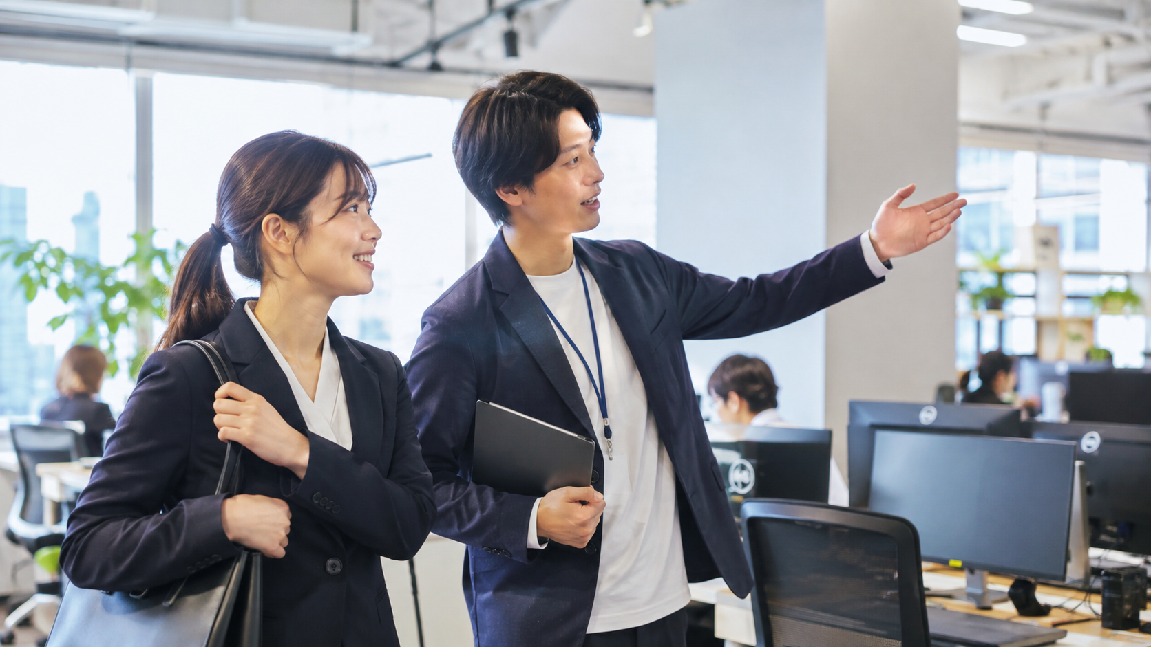 第二新卒の応募者が社員から実際の職場を案内してもらっている様子