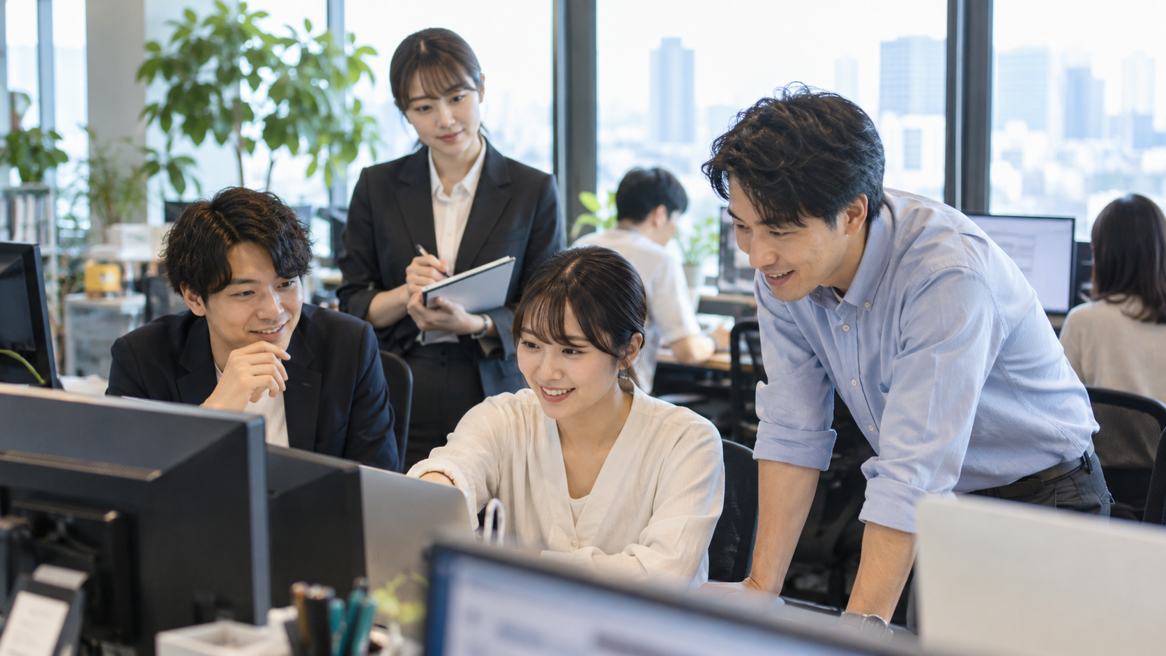 第二新卒の応募者が社員たちのチームでの働き方を確認している様子