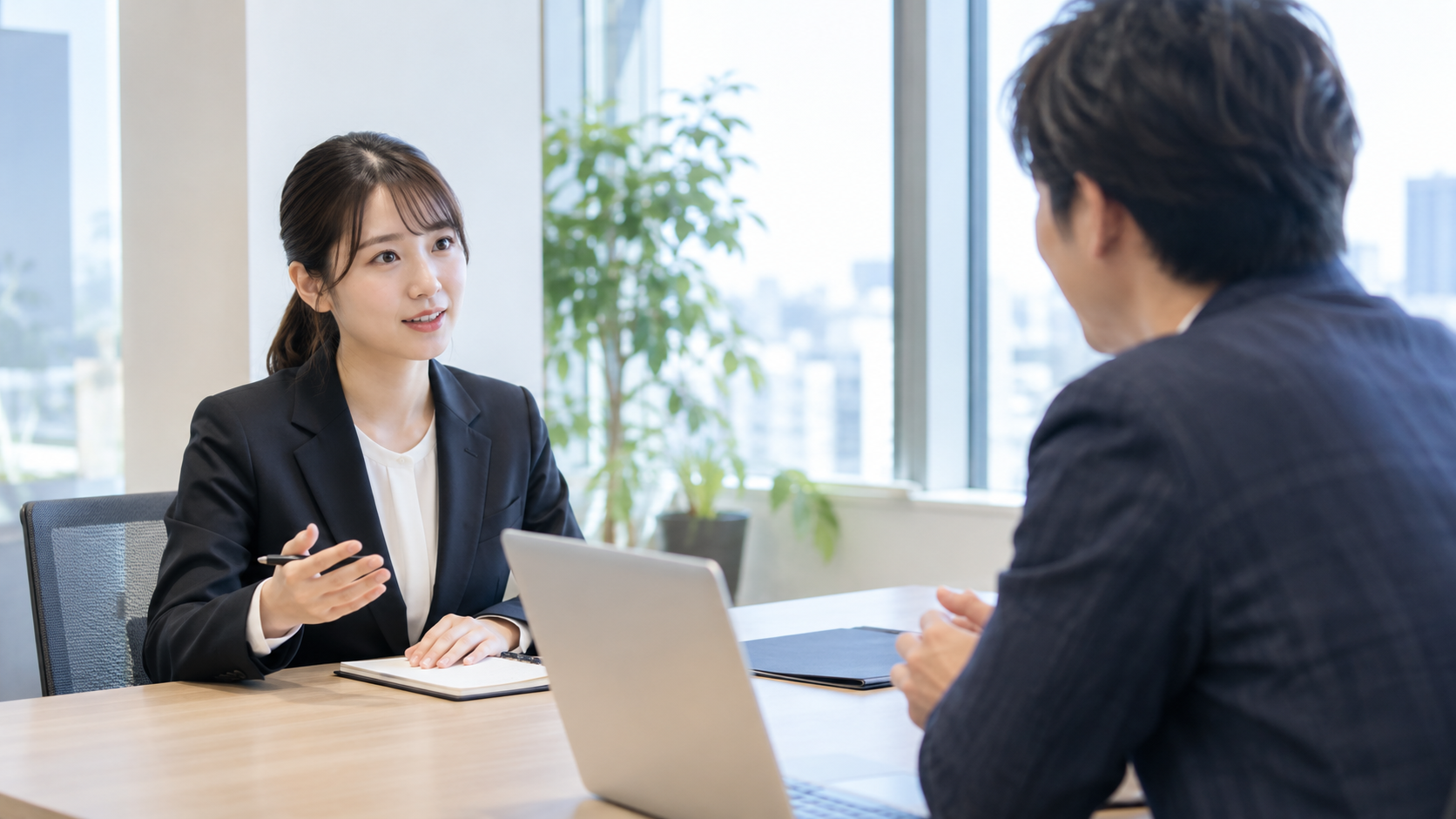 第二新卒の応募者が管理職に仕事内容や期待される役割を質問している様子