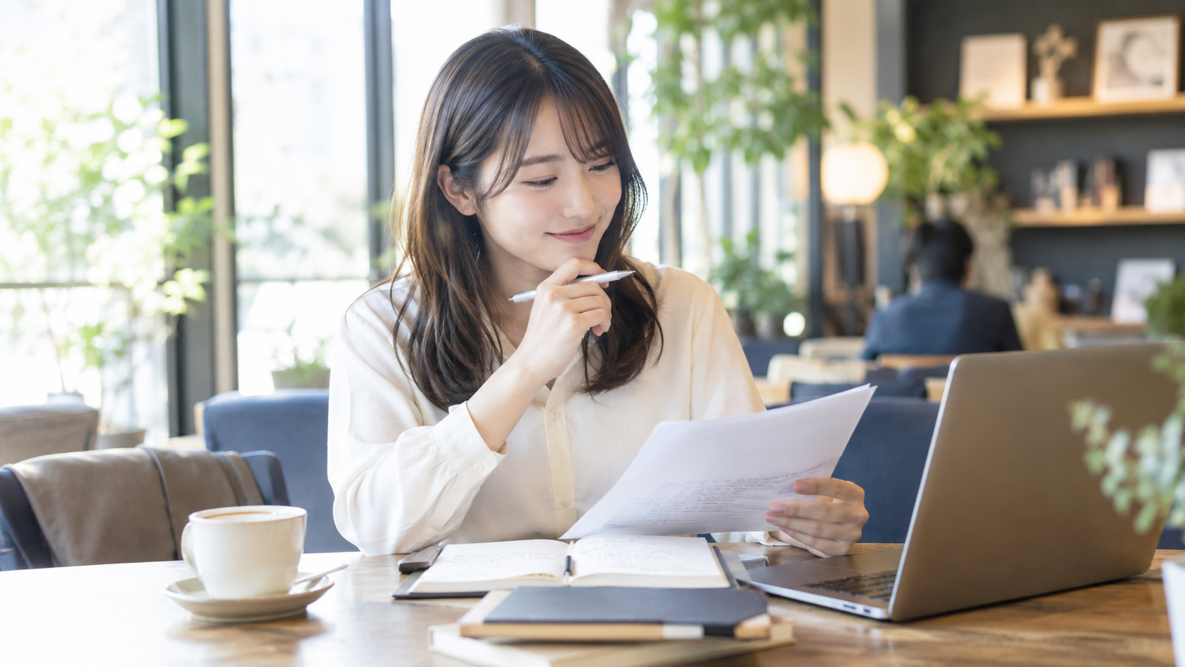 面接後に応募者がカフェでメモを見返し会社について検討している様子