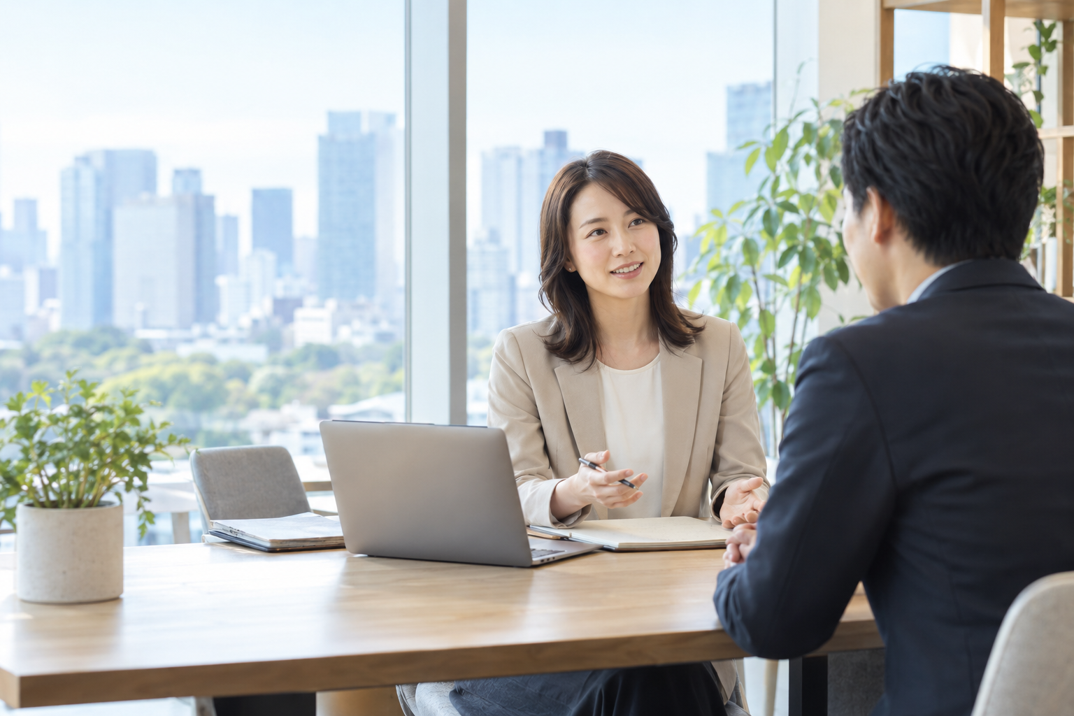 キャリアアドバイザーと求職者が将来の働き方を相談している様子