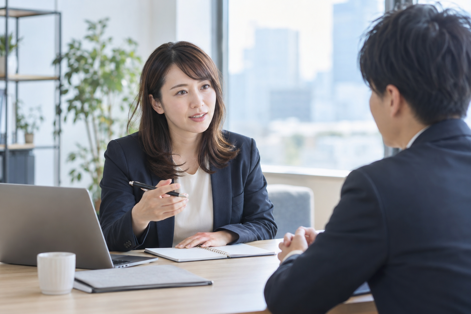 キャリアアドバイザーが求人条件や評価制度を確認している面談
