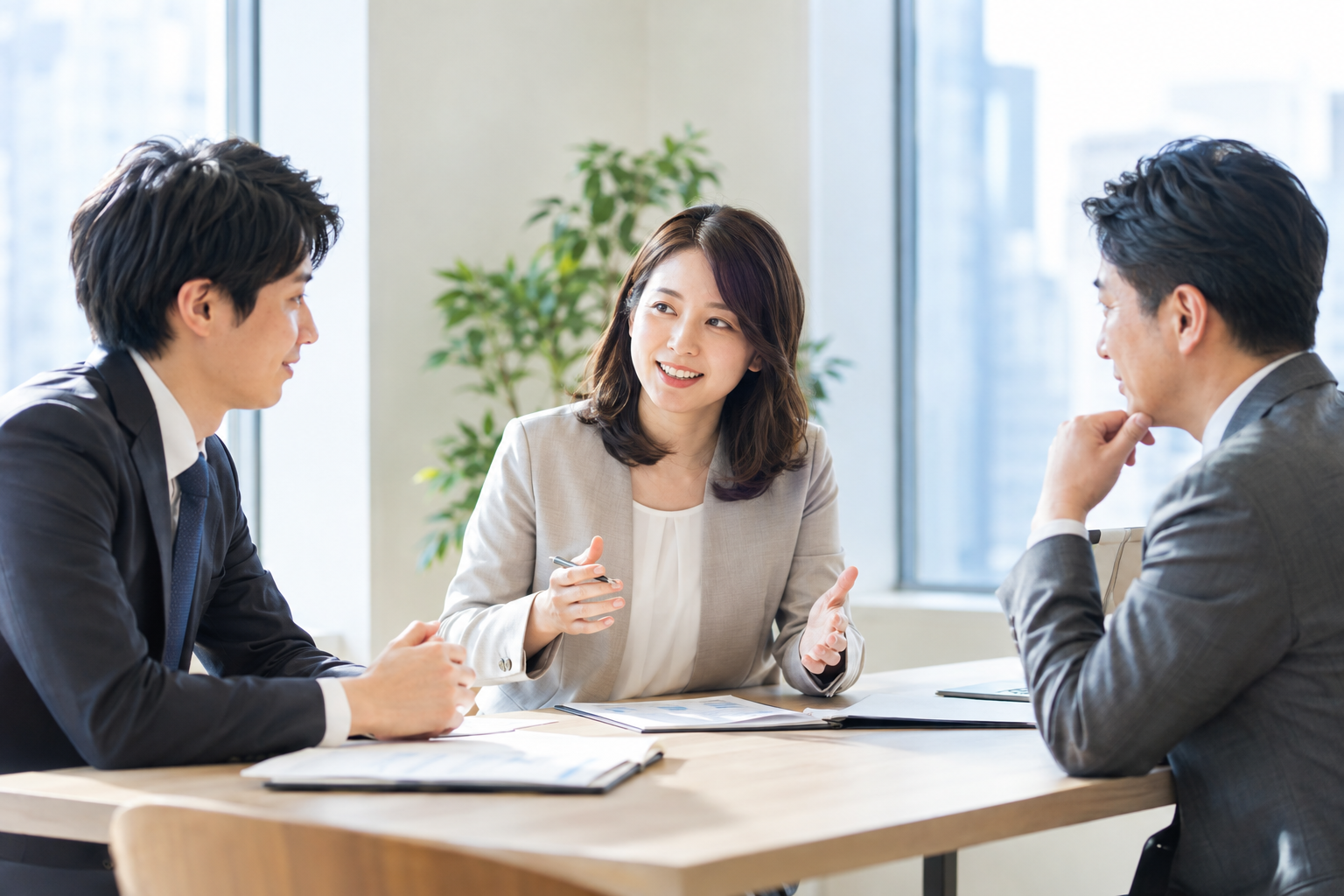 キャリアアドバイザーが求職者と企業の間を調整している様子