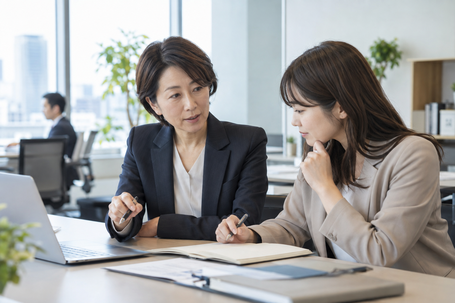 経験を積んだキャリアアドバイザーが後輩を指導している様子