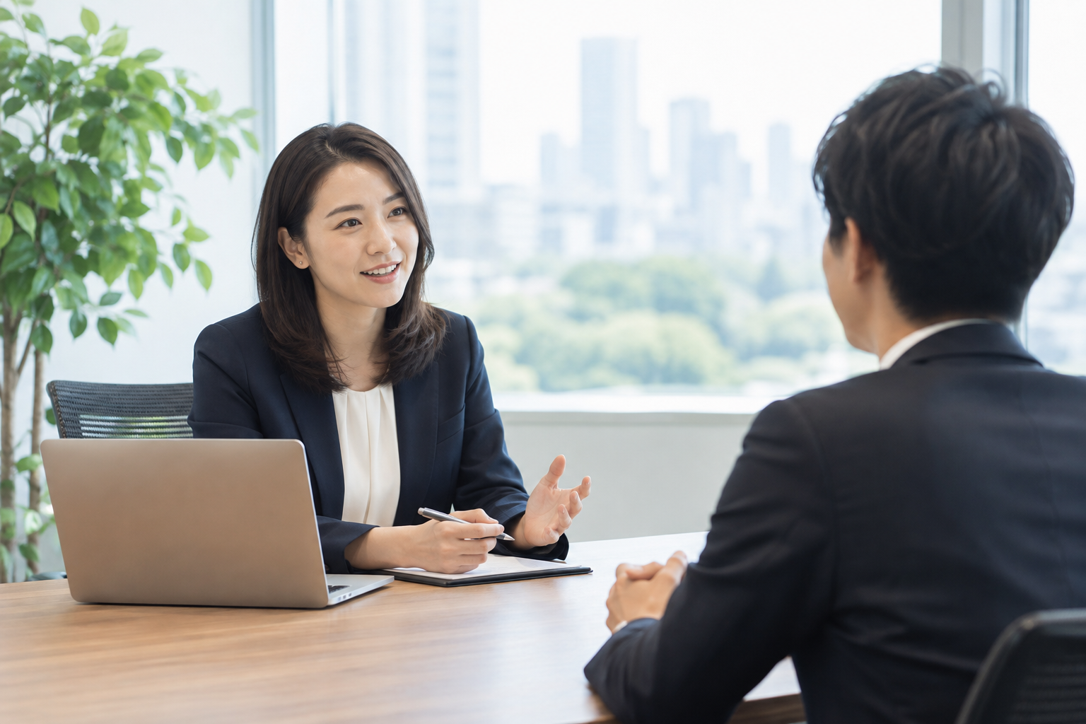 企業の人事担当者が応募者と面接している様子