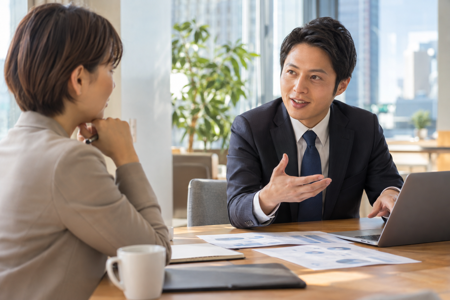 法人営業担当者が企業へ提案している様子