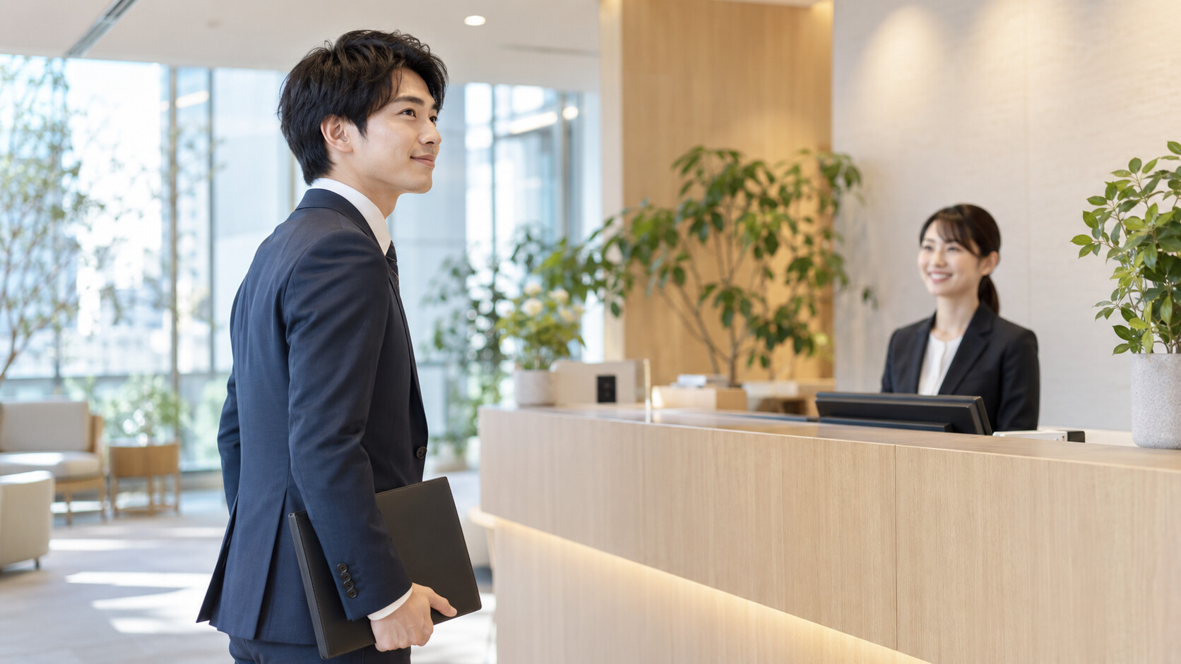 面接に向けてオフィスの受付を訪れる男性