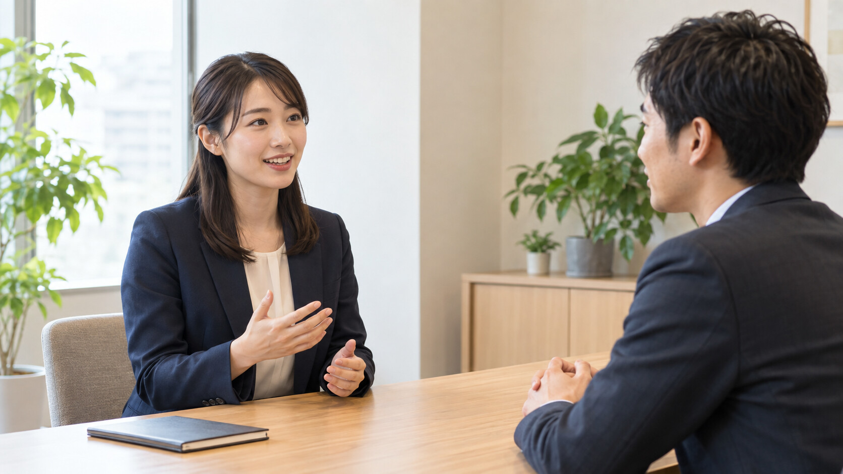 模擬面接でこれまでの仕事経験を話す女性