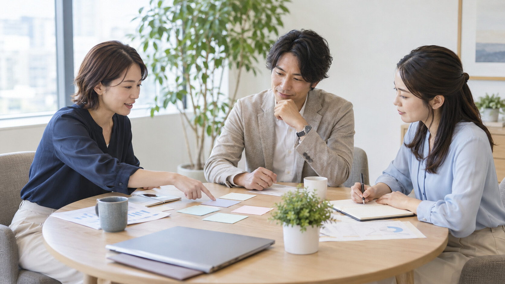 チームで仕事の進捗と優先順位を相談する会社員