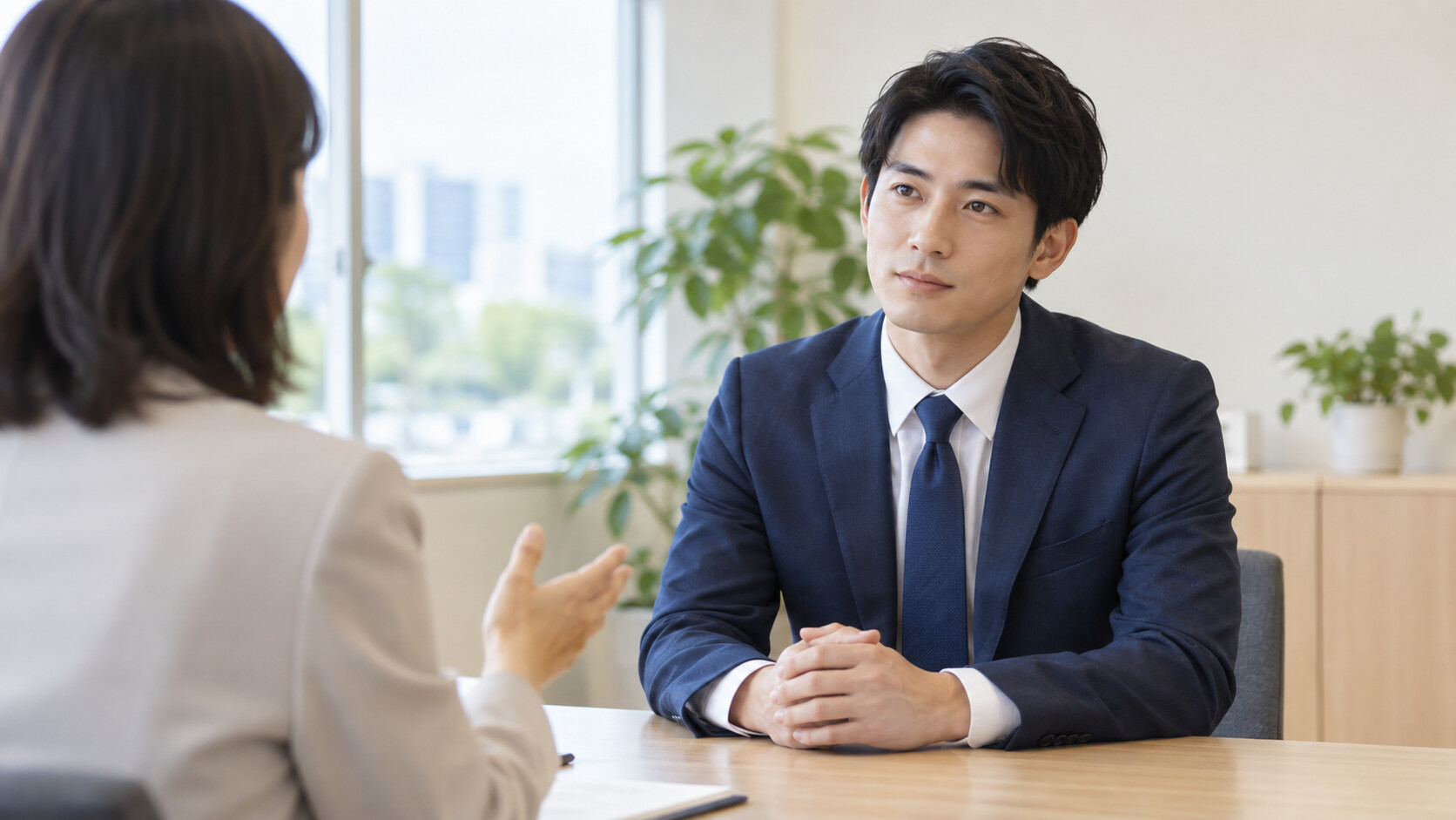 面接官の質問を落ち着いて聞く男性