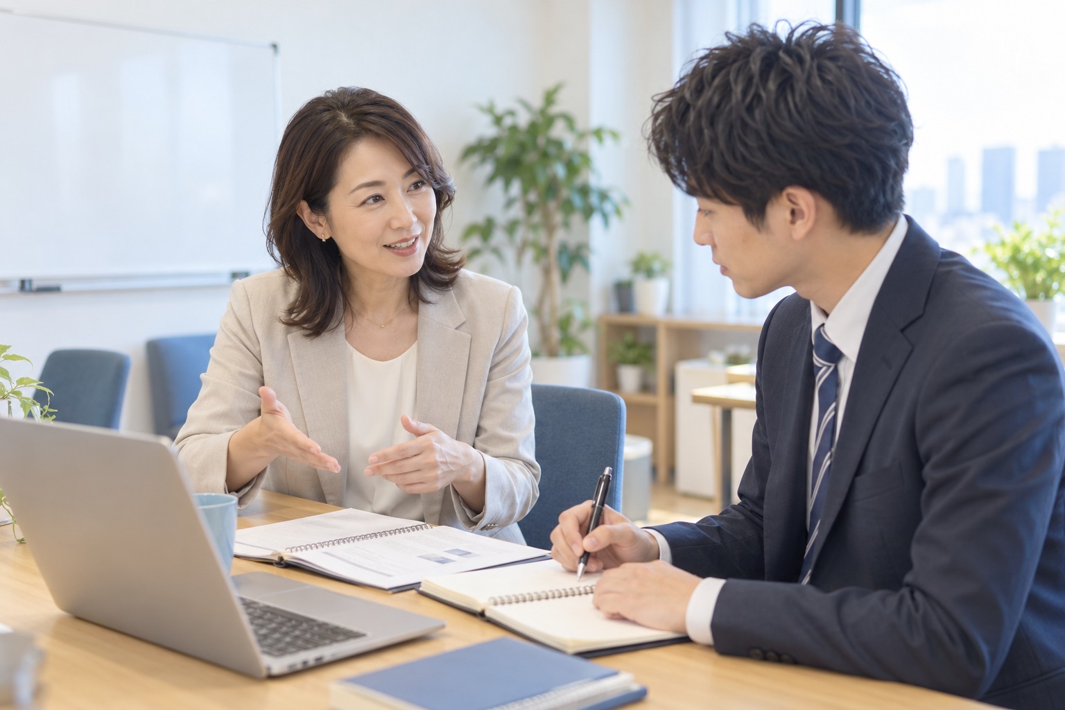 先輩から面談の進め方を学ぶ新人担当者