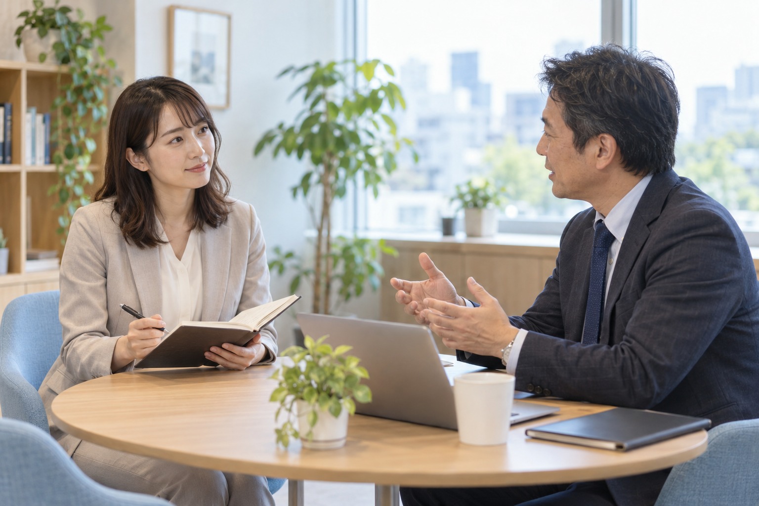 応募先の仕事内容や研修体制を質問する女性