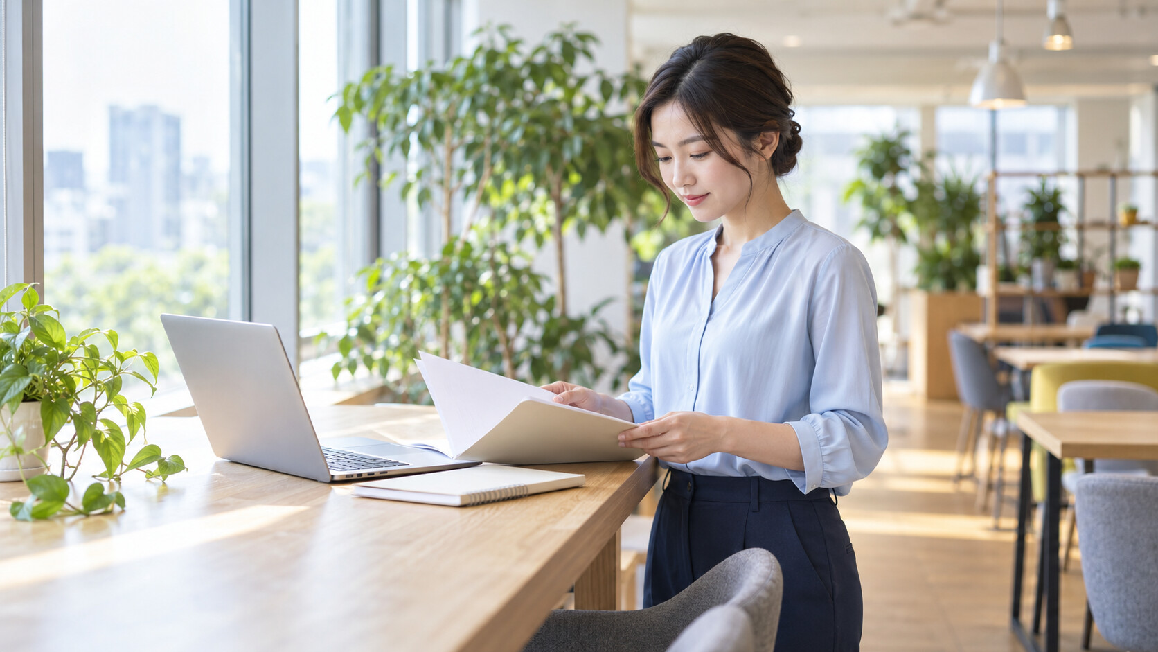 キャリアアドバイザーへの応募に向けて書類を準備する女性 キャリアアドバイザーへの応募に向けて書類を準備する女性