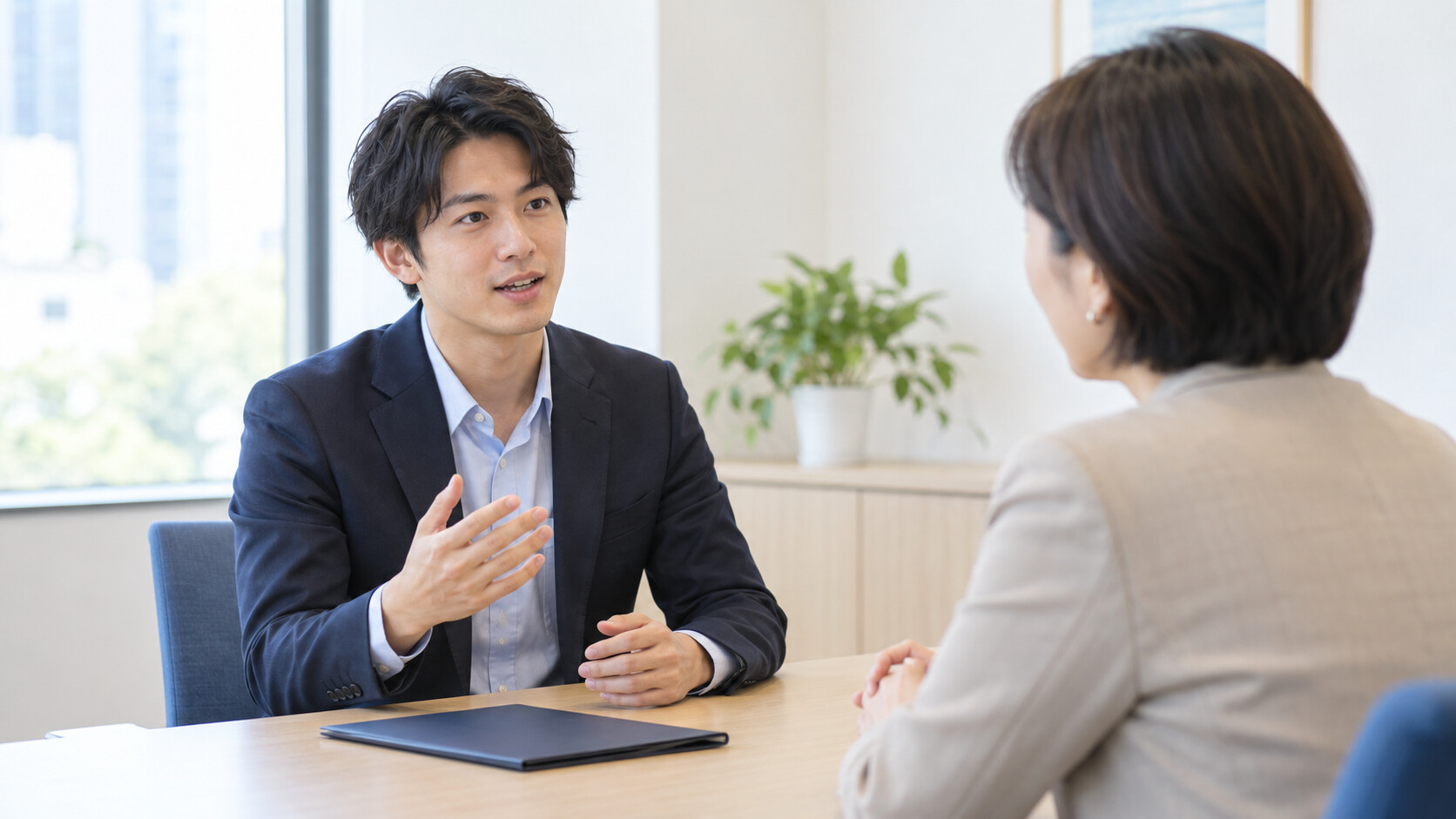 面接でこれまでの経験と志望理由を話す男性 面接でこれまでの経験と志望理由を話す男性
