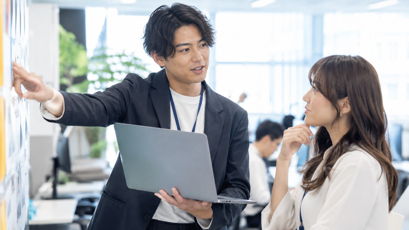 日常の仕事からヒントを拾う 職場で同僚に説明しながら自分が苦にならずできる仕事を振り返る会社員