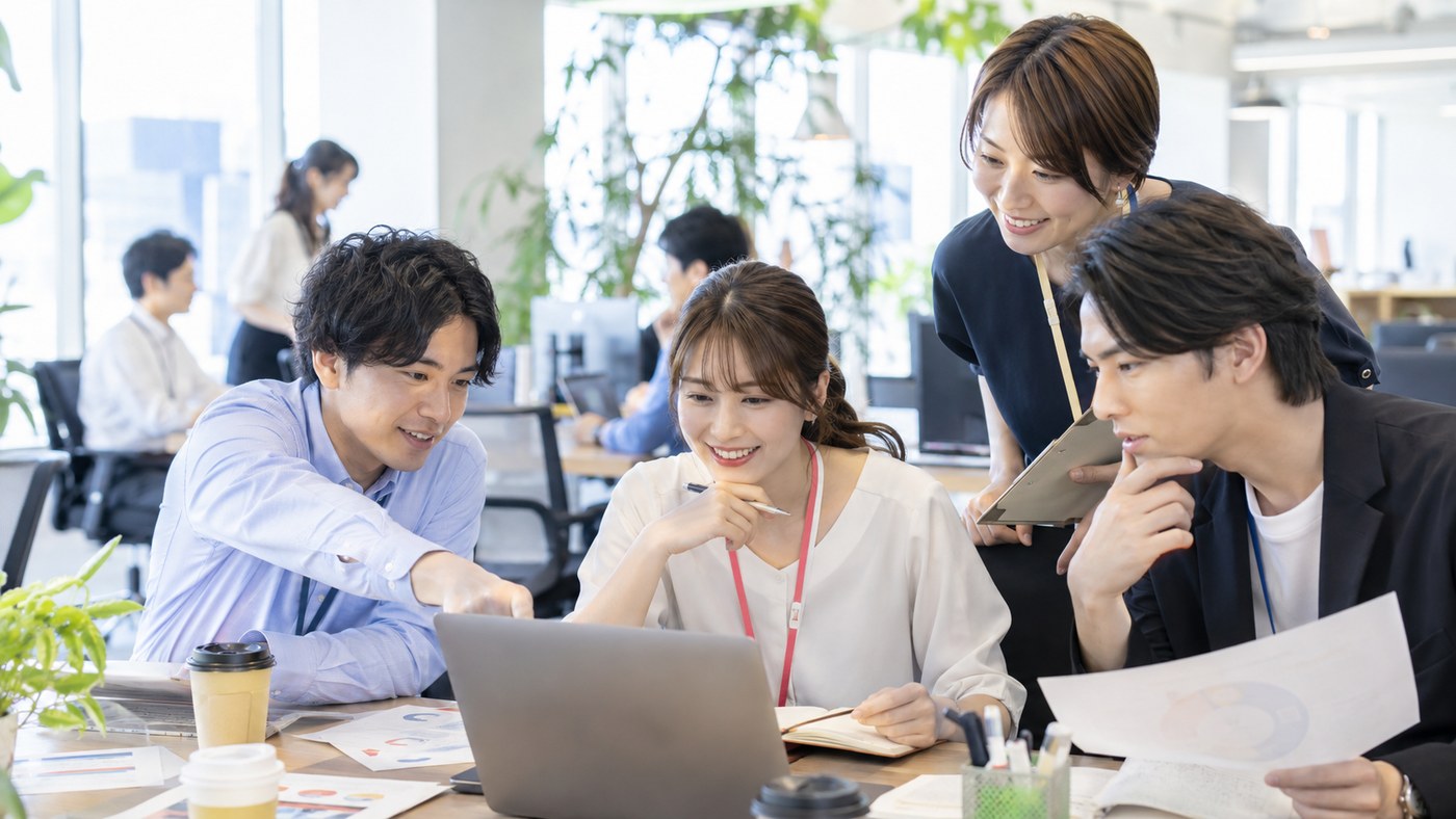 チームで相談しながら同じ仕事を進める会社員たち