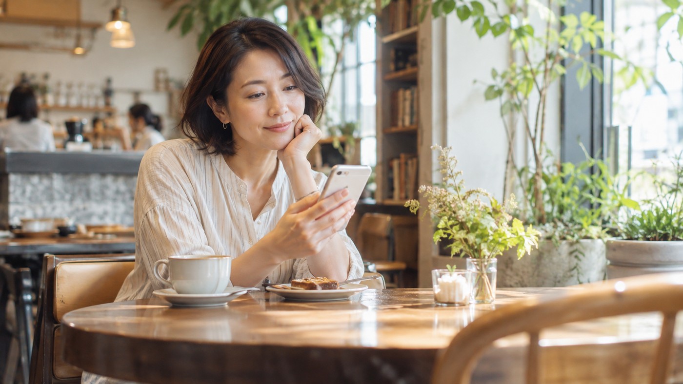 転職を決める前に外の求人を見始める会社員
