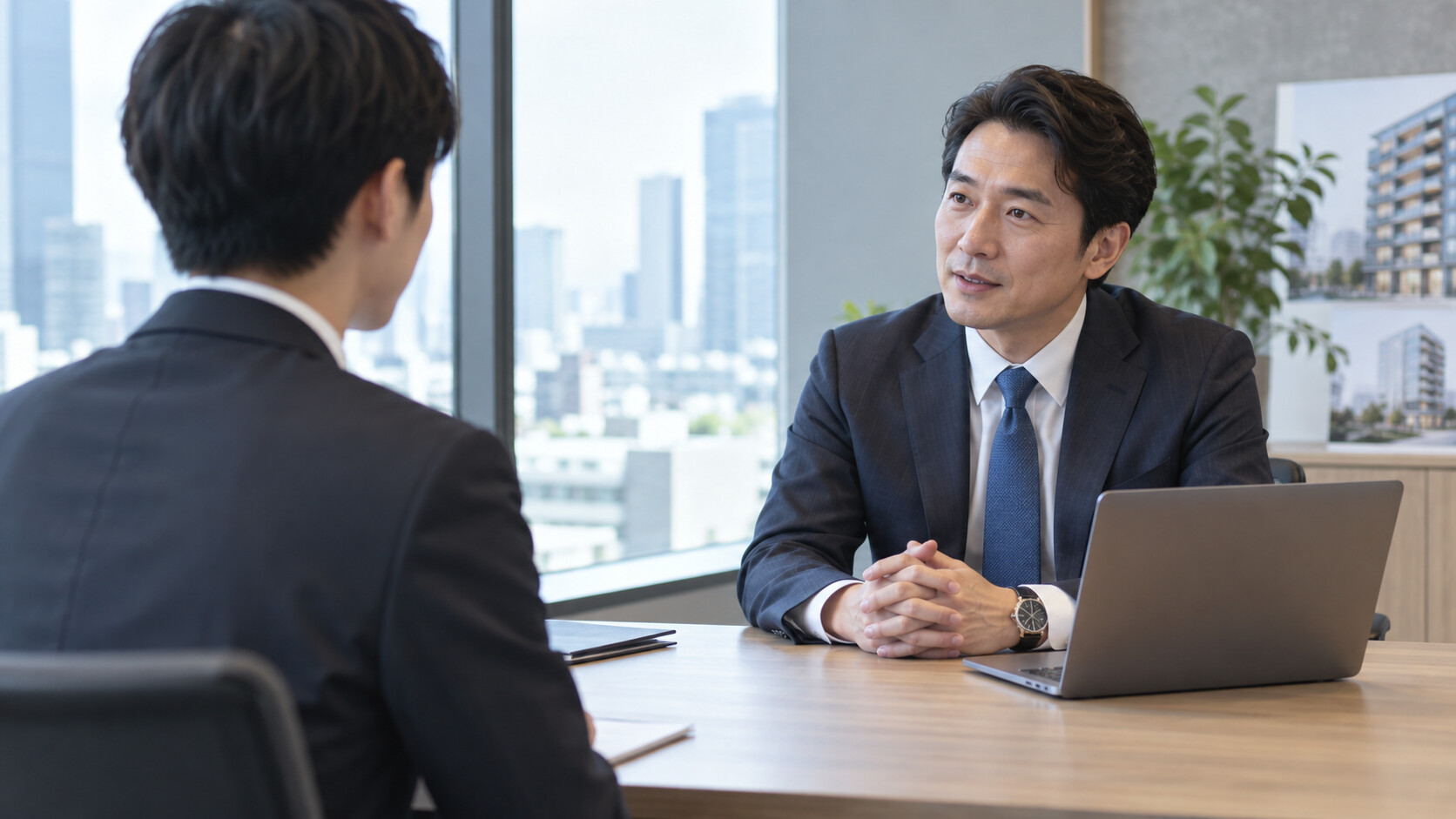 不動産会社の面接で働き方について質問する応募者