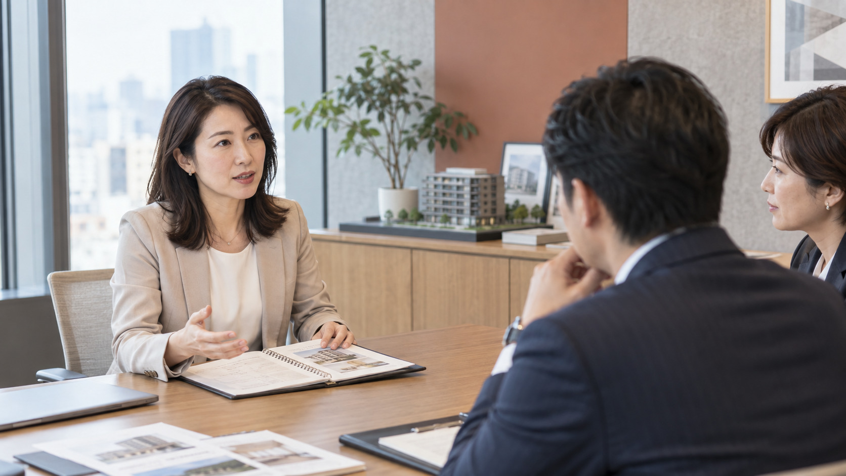 不動産業界の面接で前職の経験を面接官へ説明する女性