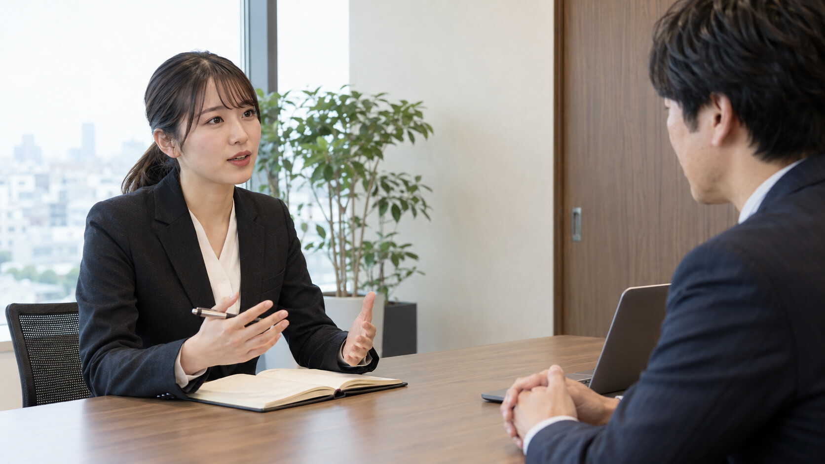 不動産会社の面接で働き方について質問する応募者