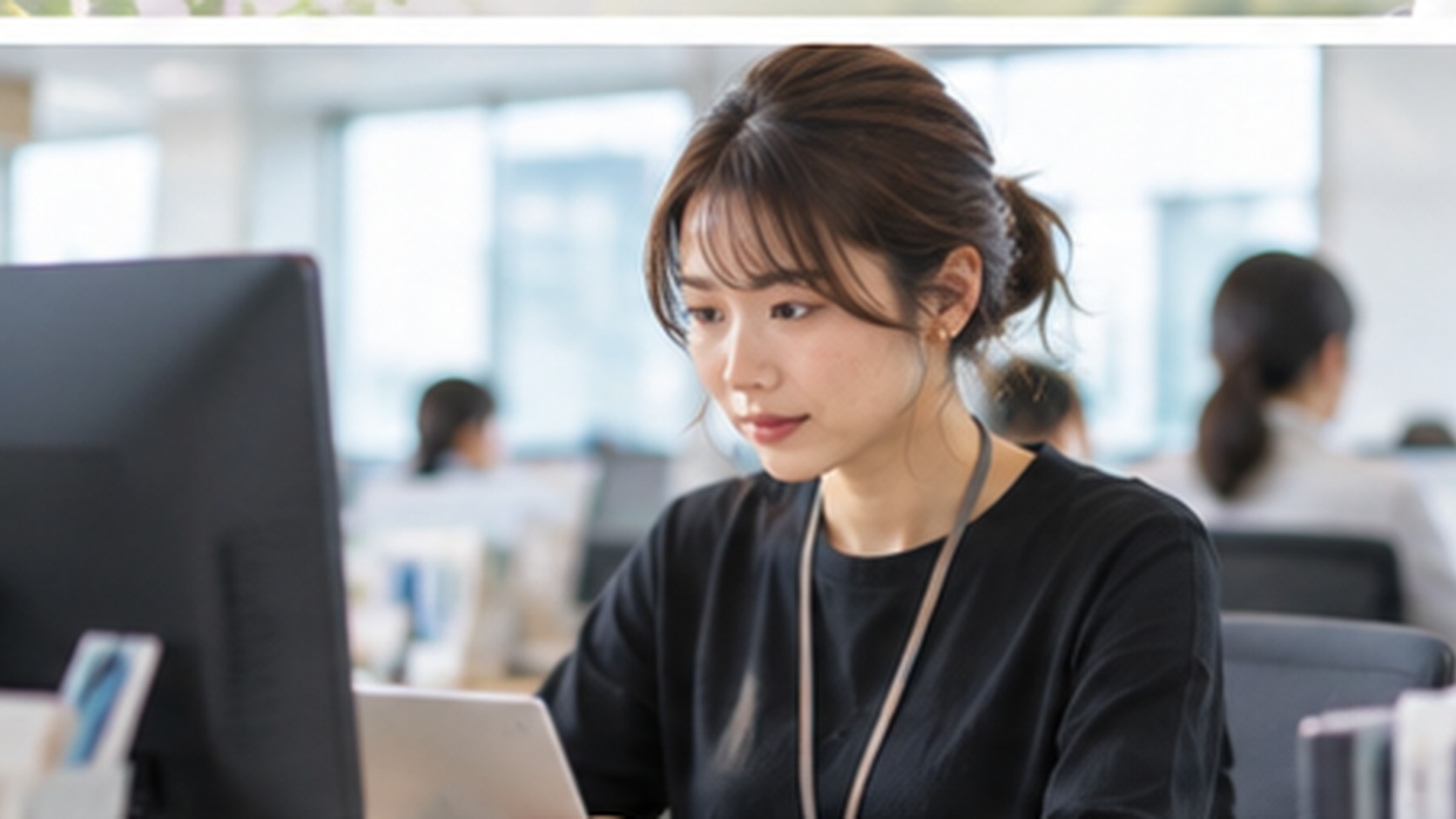 現在の職場で働きながら今後のキャリアを考える女性